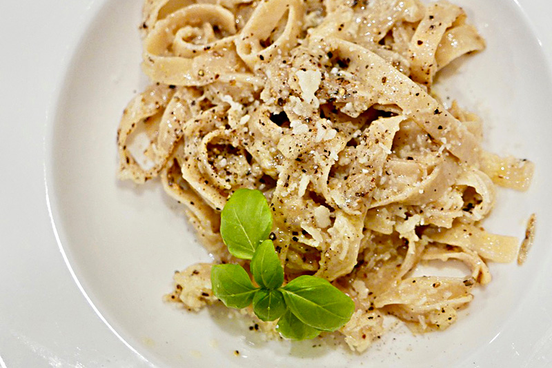 Cacio e Pepe (Linguine with Black Pepper)